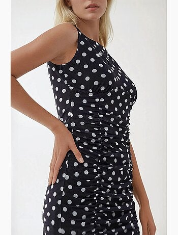 Vestido curto justo com estampado de bolinhas e decote em bico hiccup