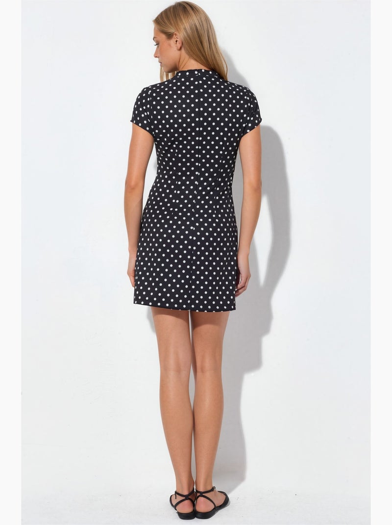 Vestido curto justo com gola alta e estampado de bolinhas. Hiccup Preto - Kiabi