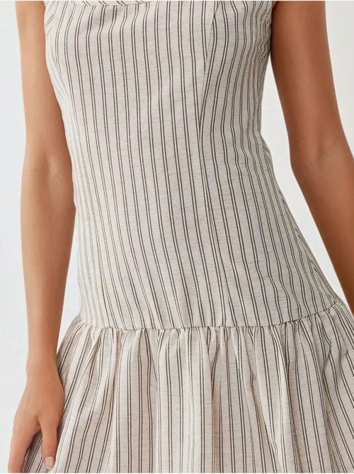 Vestido curto justo com gola quadrada - Kiabi Vestido curto justo com gola quadrada - Kiabi