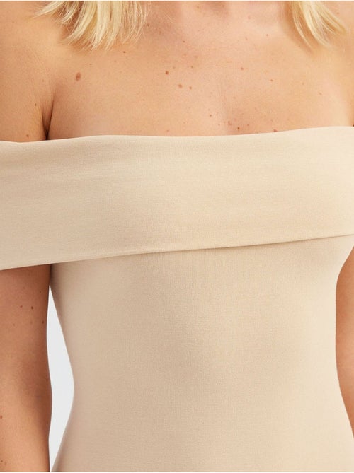 Vestido curto justo com ombros descobertos hiccup - Kiabi Vestido curto justo com ombros descobertos hiccup - Kiabi