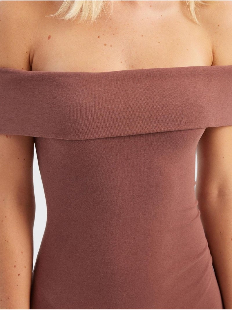 Vestido curto justo com ombros descobertos hiccup Castanho - Kiabi