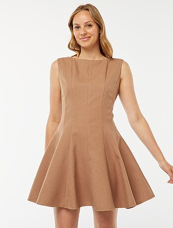 Vestido curto justo sem mangas