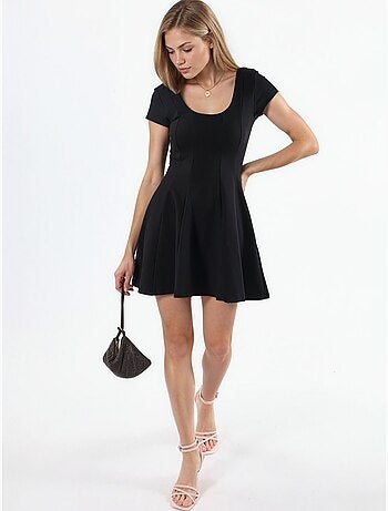 Vestido curto rodado com decote em u busem
