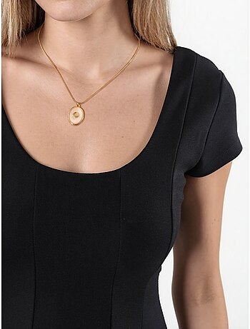 Vestido curto rodado com decote em u busem