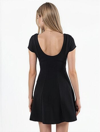 Vestido curto rodado com decote em u busem
