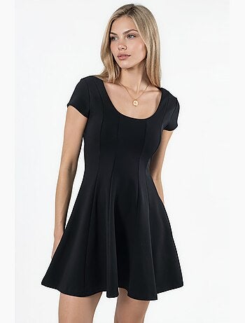 Vestido curto rodado com decote em u busem