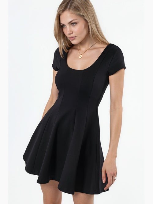 Vestido curto rodado com decote em u busem - Kiabi Vestido curto rodado com decote em u busem - Kiabi