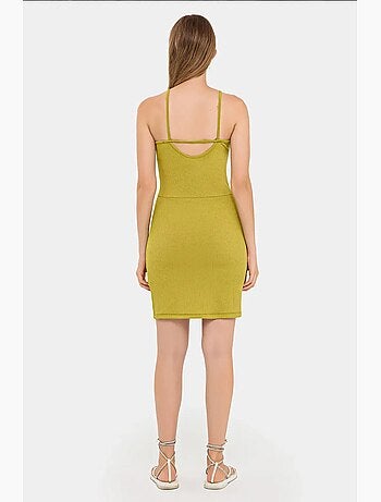 Vestido curto sem mangas com decote halter e racha lateral