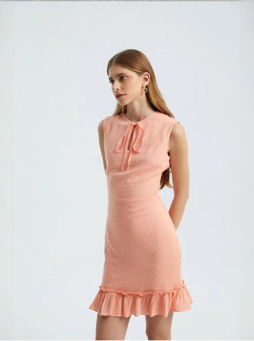 Vestido curto sem mangas com decote redondo e cordão e folhos hiccup - Kiabi Vestido curto sem mangas com decote redondo e cordão e folhos hiccup - Kiabi