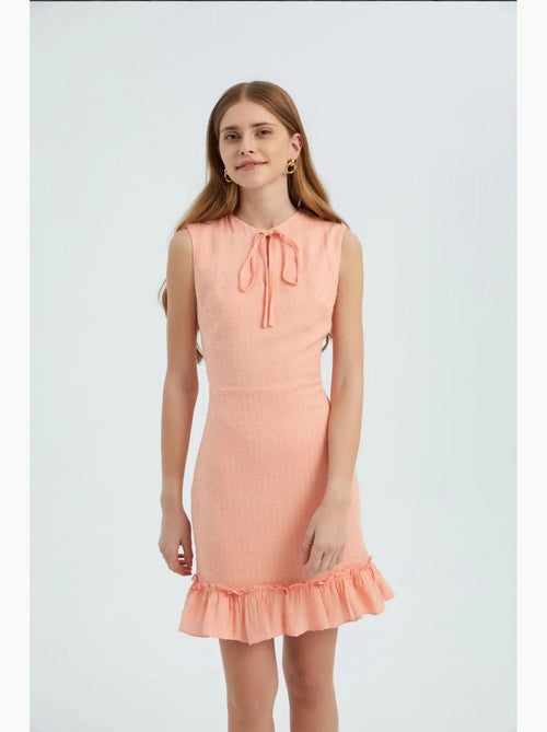 Vestido curto sem mangas com decote redondo e cordão e folhos hiccup - Kiabi Vestido curto sem mangas com decote redondo e cordão e folhos hiccup - Kiabi