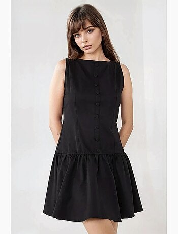 Vestido curto sem mangas evasé com detalhe de botão hiccup