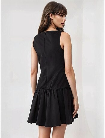 Vestido curto sem mangas evasé com detalhe de botão hiccup
