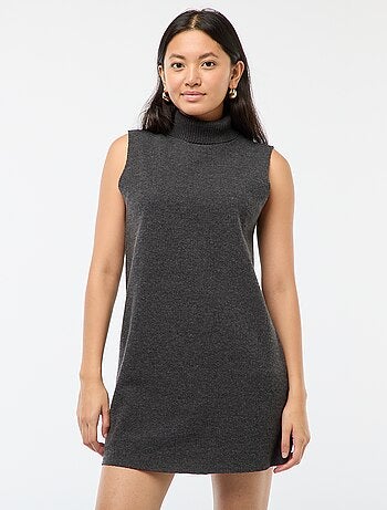 Vestido curto sem mangas gola alta