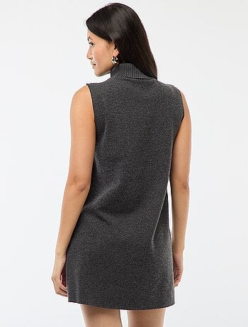 Vestido curto sem mangas gola alta
