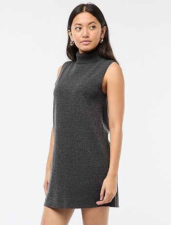 Vestido curto sem mangas gola alta