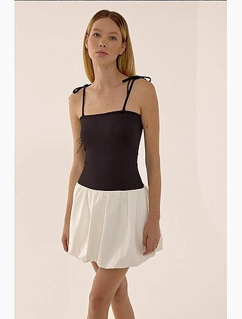 Vestido curto slim fit com decote quadrado e bainha em balão hiccup