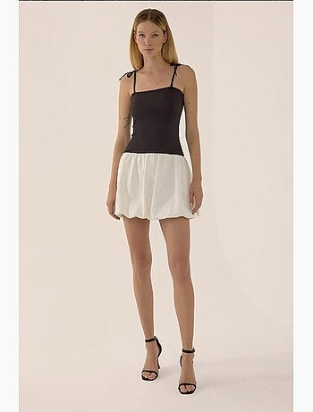 Vestido curto slim fit com decote quadrado e bainha em balão hiccup