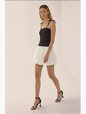 Vestido curto slim fit com decote quadrado e bainha em balão hiccup