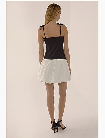 Vestido curto slim fit com decote quadrado e bainha em balão hiccup