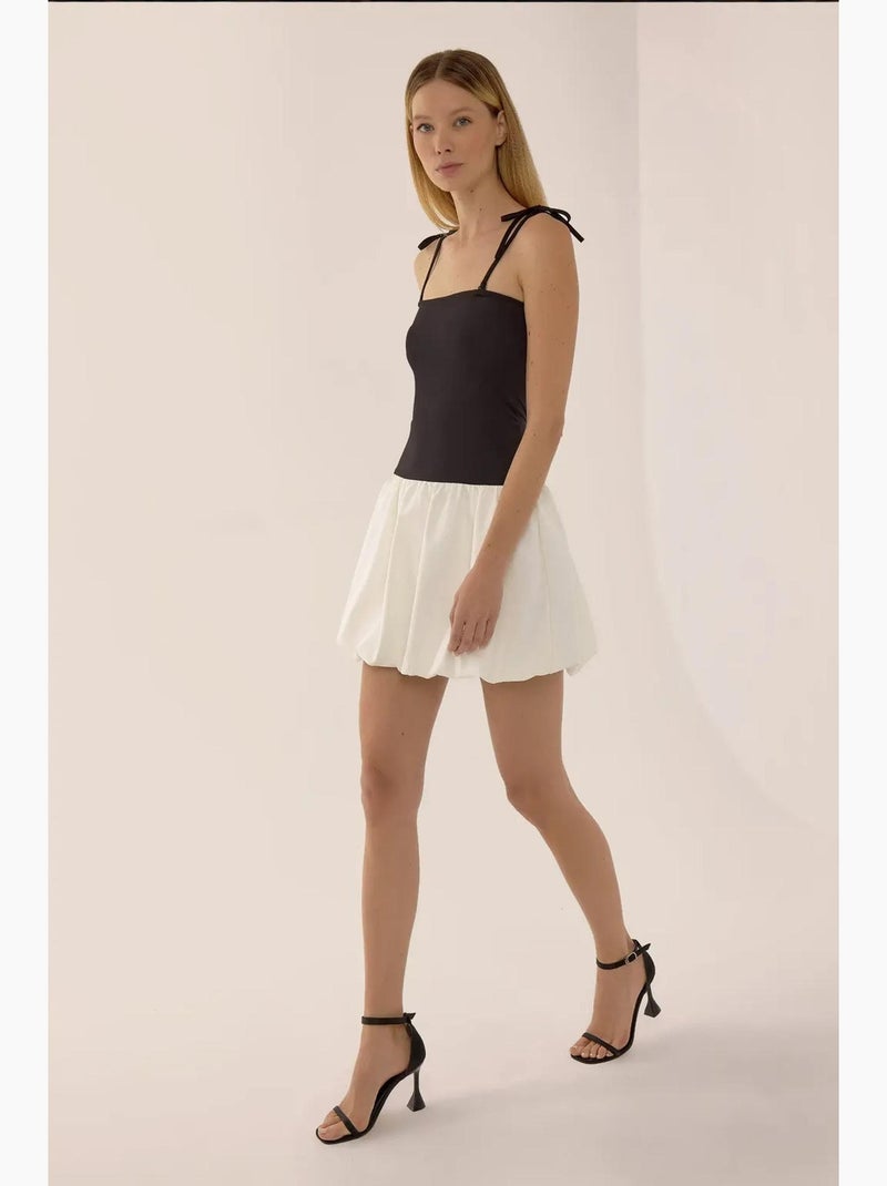 Vestido curto slim fit com decote quadrado e bainha em balão hiccup Preto - Kiabi