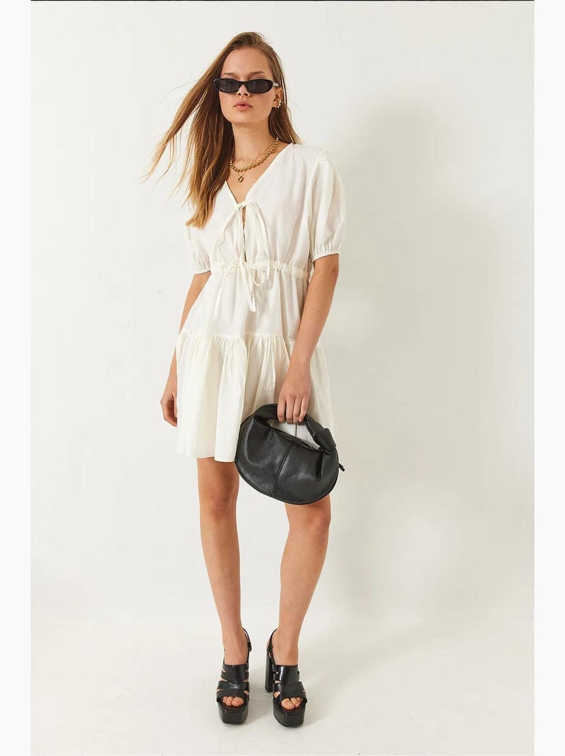 Vestido curto tamara com decote em v e atilhos à frente lucci Bege-argila - Kiabi