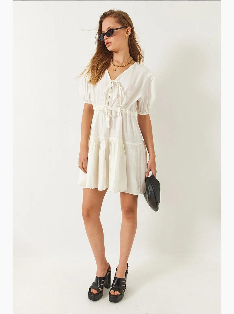 Vestido curto tamara com decote em v e atilhos à frente lucci Bege-argila - Kiabi