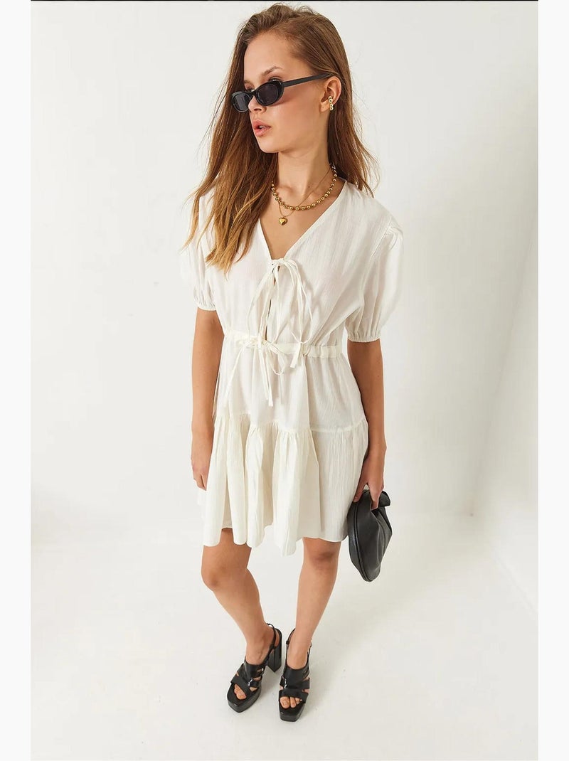 Vestido curto tamara com decote em v e atilhos à frente lucci Bege-argila - Kiabi