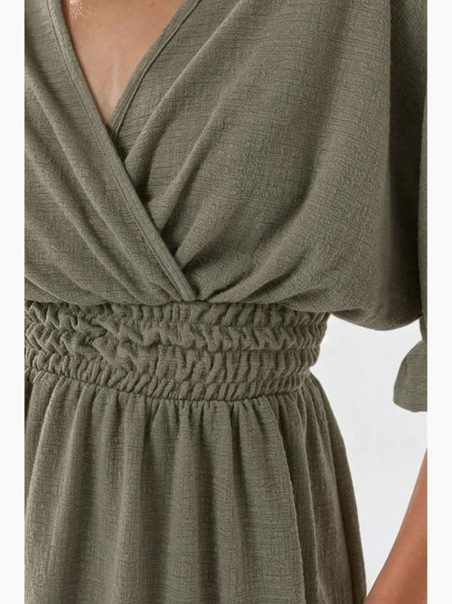 Vestido curto texturado com decote em v hiccup - Kiabi Vestido curto texturado com decote em v hiccup - Kiabi