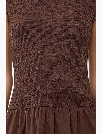 Vestido curto texturado com gola redonda hiccup