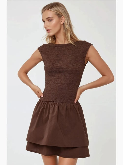 Vestido curto texturado com gola redonda hiccup - Kiabi Vestido curto texturado com gola redonda hiccup - Kiabi