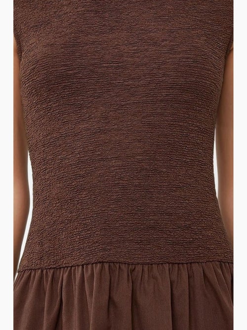 Vestido curto texturado com gola redonda hiccup - Kiabi Vestido curto texturado com gola redonda hiccup - Kiabi
