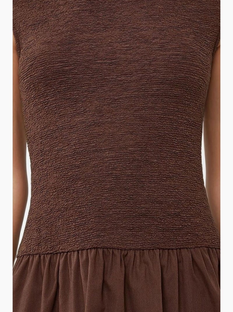 Vestido curto texturado com gola redonda hiccup Castanho - Kiabi