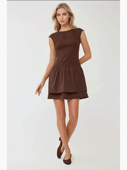Vestido curto texturado com gola redonda hiccup - Kiabi Vestido curto texturado com gola redonda hiccup - Kiabi