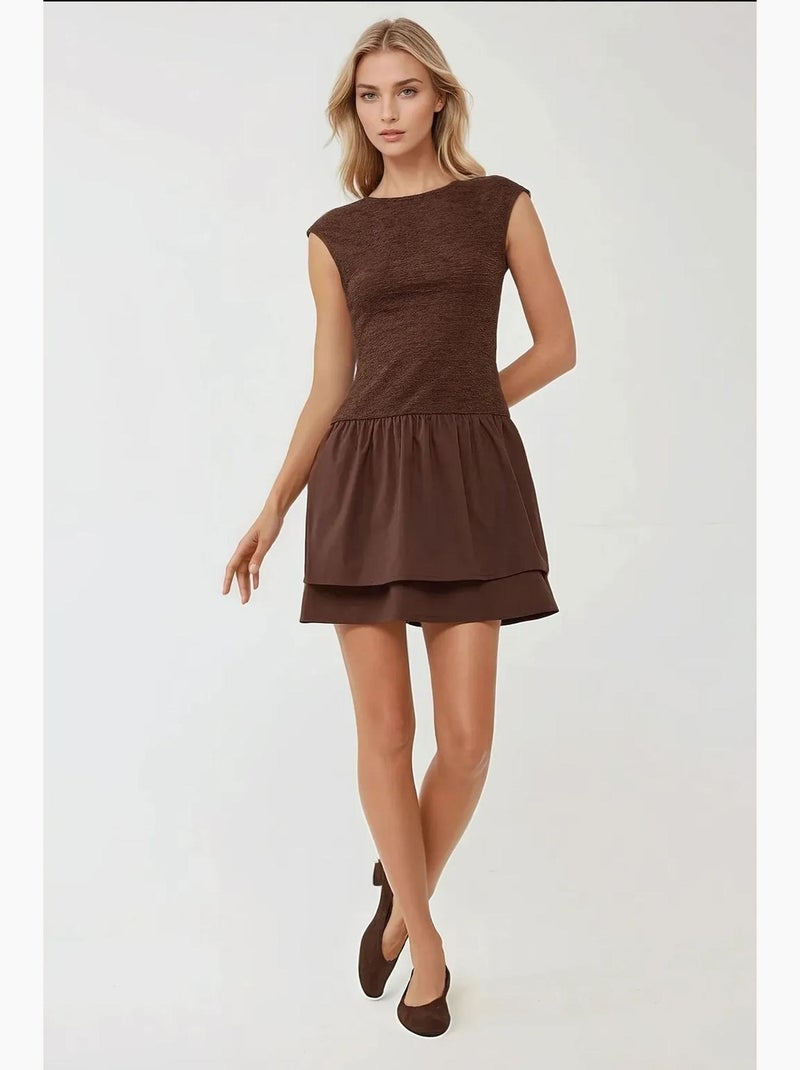 Vestido curto texturado com gola redonda hiccup Castanho - Kiabi