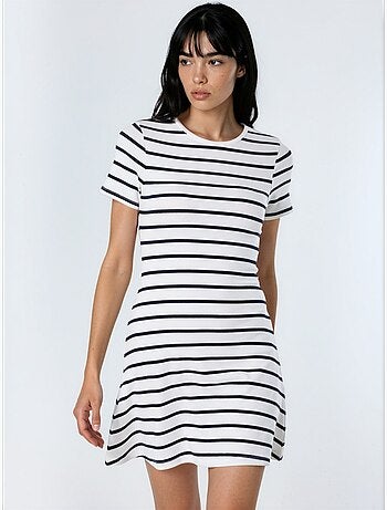 Vestido curto tipo t-shirt às riscas com gola redonda busem