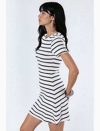 Vestido curto tipo t-shirt às riscas com gola redonda busem