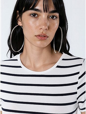 Vestido curto tipo t-shirt às riscas com gola redonda busem