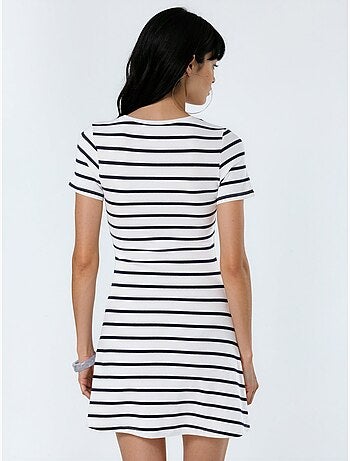Vestido curto tipo t-shirt às riscas com gola redonda busem