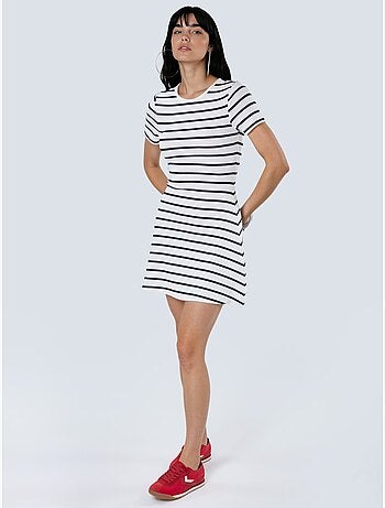 Vestido curto tipo t-shirt às riscas com gola redonda busem