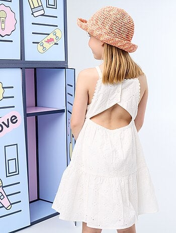 Vestido de alças com bordado inglês