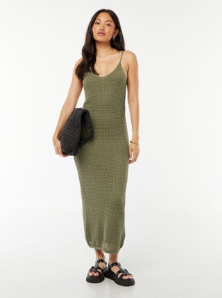 Vestido de alças com corte midi em croché