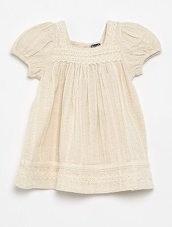 Vestido de algodão e linho com detalhes em macramé