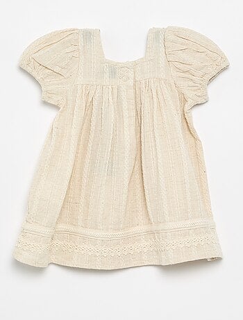 Vestido de algodão e linho com detalhes em macramé