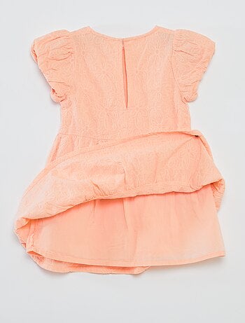 Vestido de cerimónia em camadas