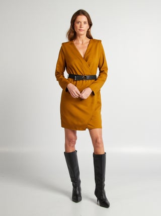 Vestido de cetim com decote cruzado
