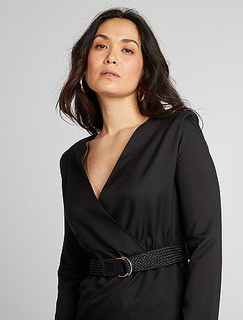 Vestido de cetim com decote cruzado
