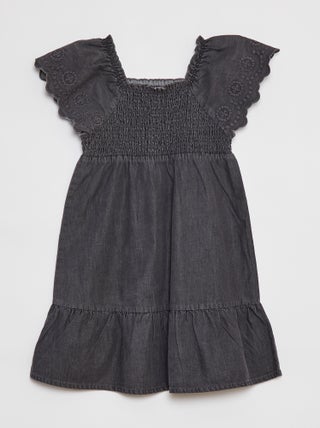 Vestido de ganga com bordado inglês