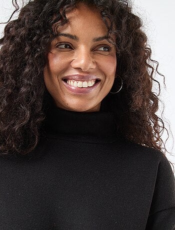 Vestido de malha com gola alta