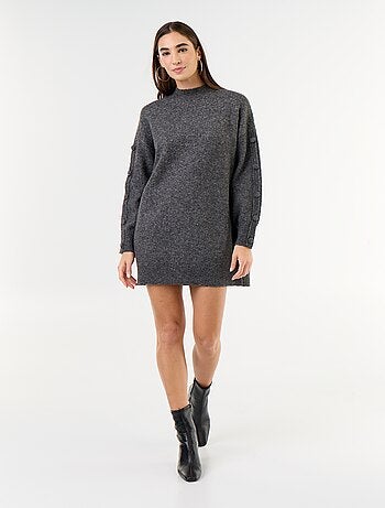 Vestido de malha curto com mangas abotoadas