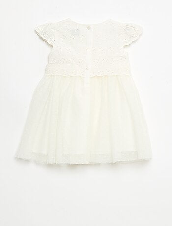 Vestido de manga curta com bordado inglês e tule